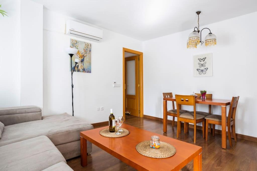 Ayala Beach Apartment Малага Екстер'єр фото